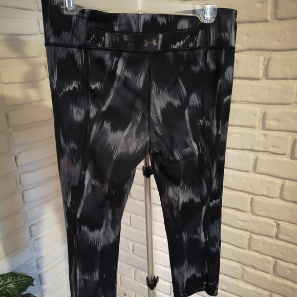 Under Armour Ladies Size Medium Black & Grey Capri Length Elastic Waist Leggings - Picture 2 of 7